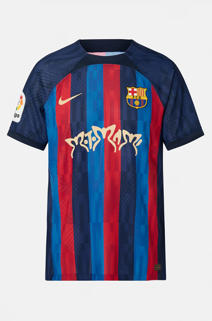 Camisa Barcelona Edição Especial Rosalía Motomami 22/23 Vermelha e Azul Masculina