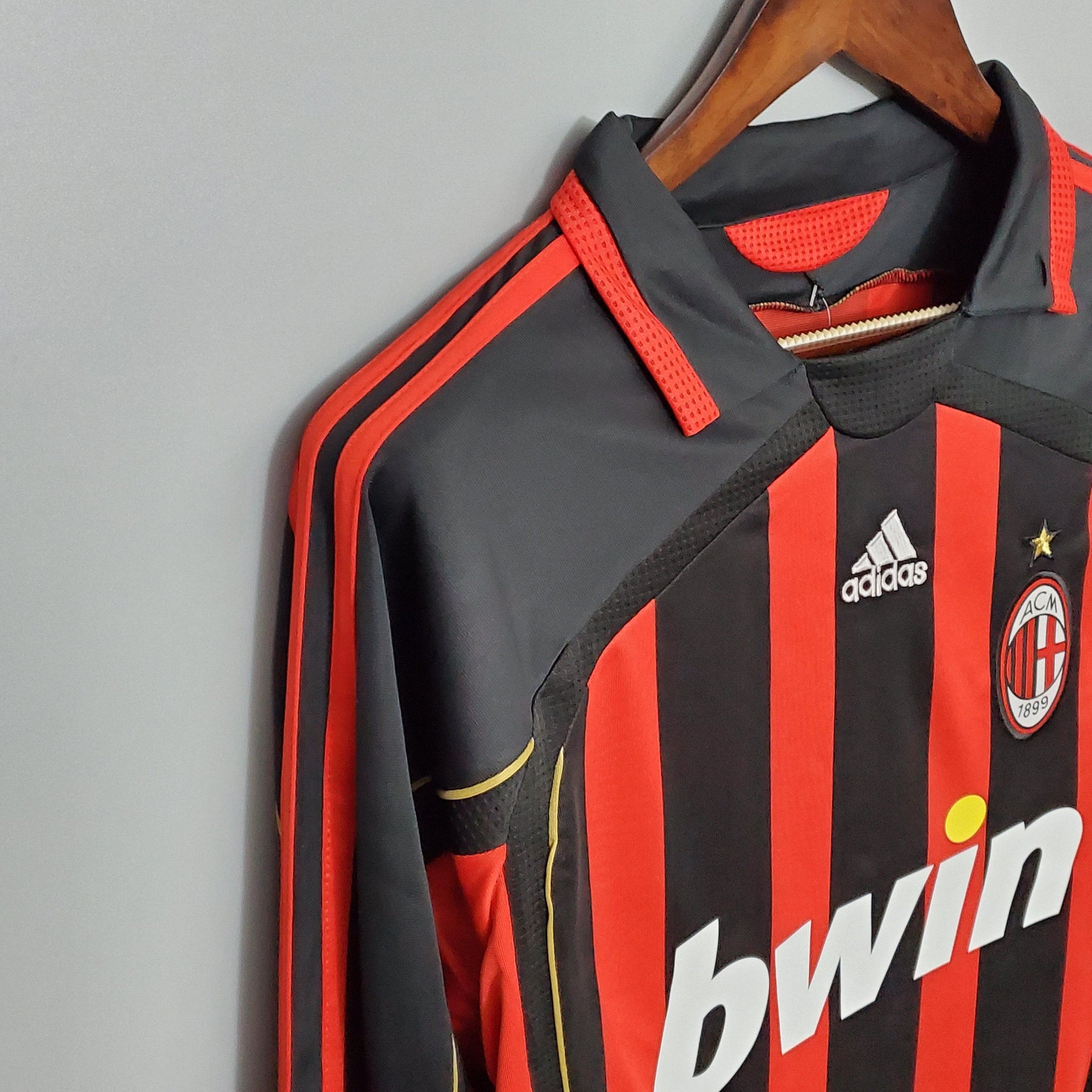 Camisa Retro Manga Longa Milan 06/07 - Preto e Vermelho